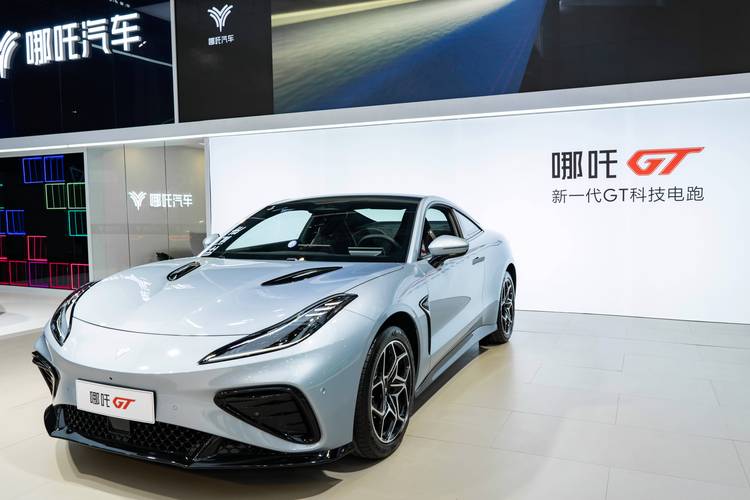 佛山13哪吒汽车在智能汽车领域的表现，领途汽车在新能源汽车市场中的影响力